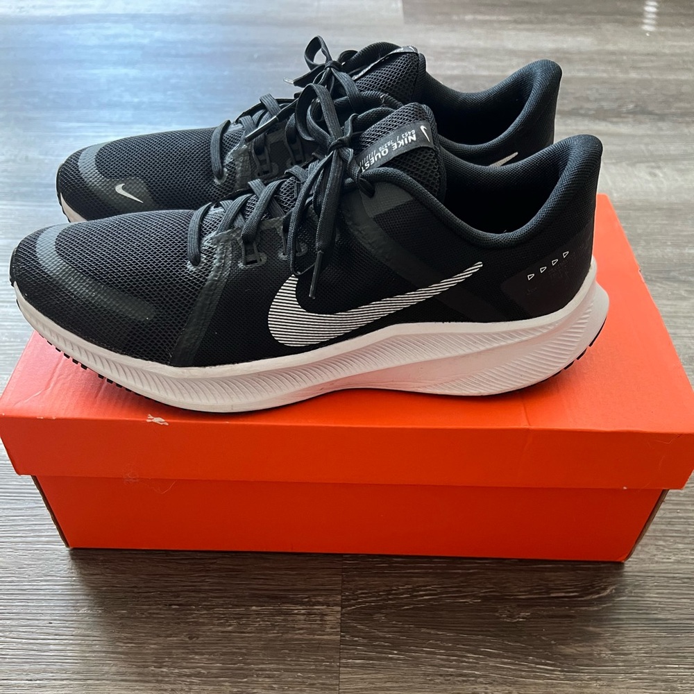 Men’s Nike Quest 4 size 10.5 - Black and White